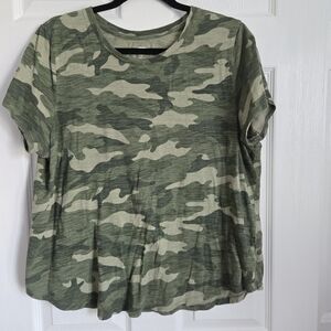 Old Navy Women's Green Camouflage Tee